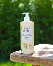 Rapsodines parfymfria body lotion med svenska växtextrakt i naturlig utomhusmiljö