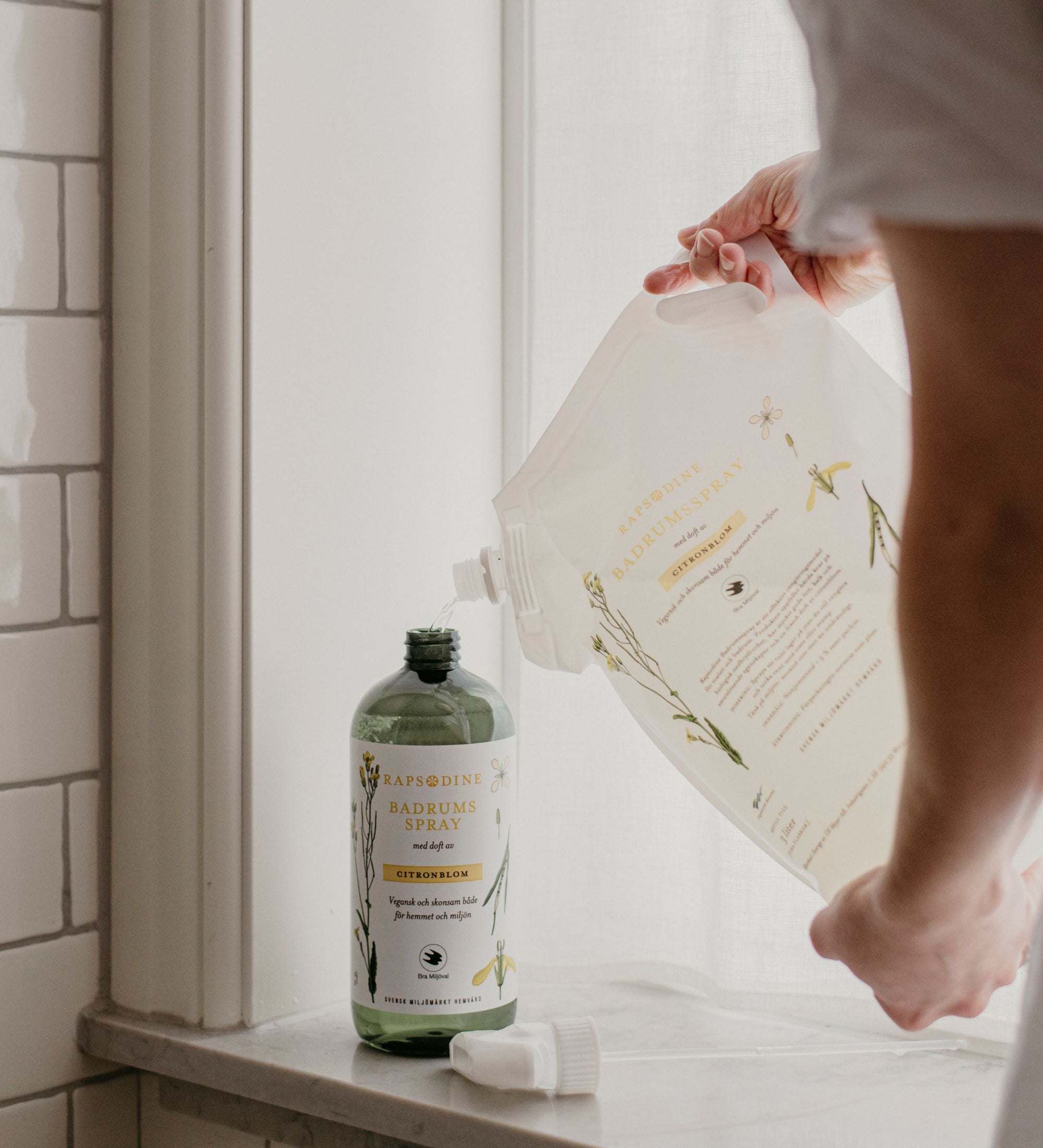 Rapsodines allrentspray med refillförpackning i varm och naturlig köksmiljö