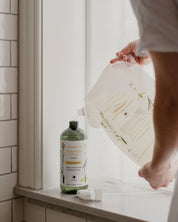Rapsodines allrentspray med refillförpackning i varm och naturlig köksmiljö