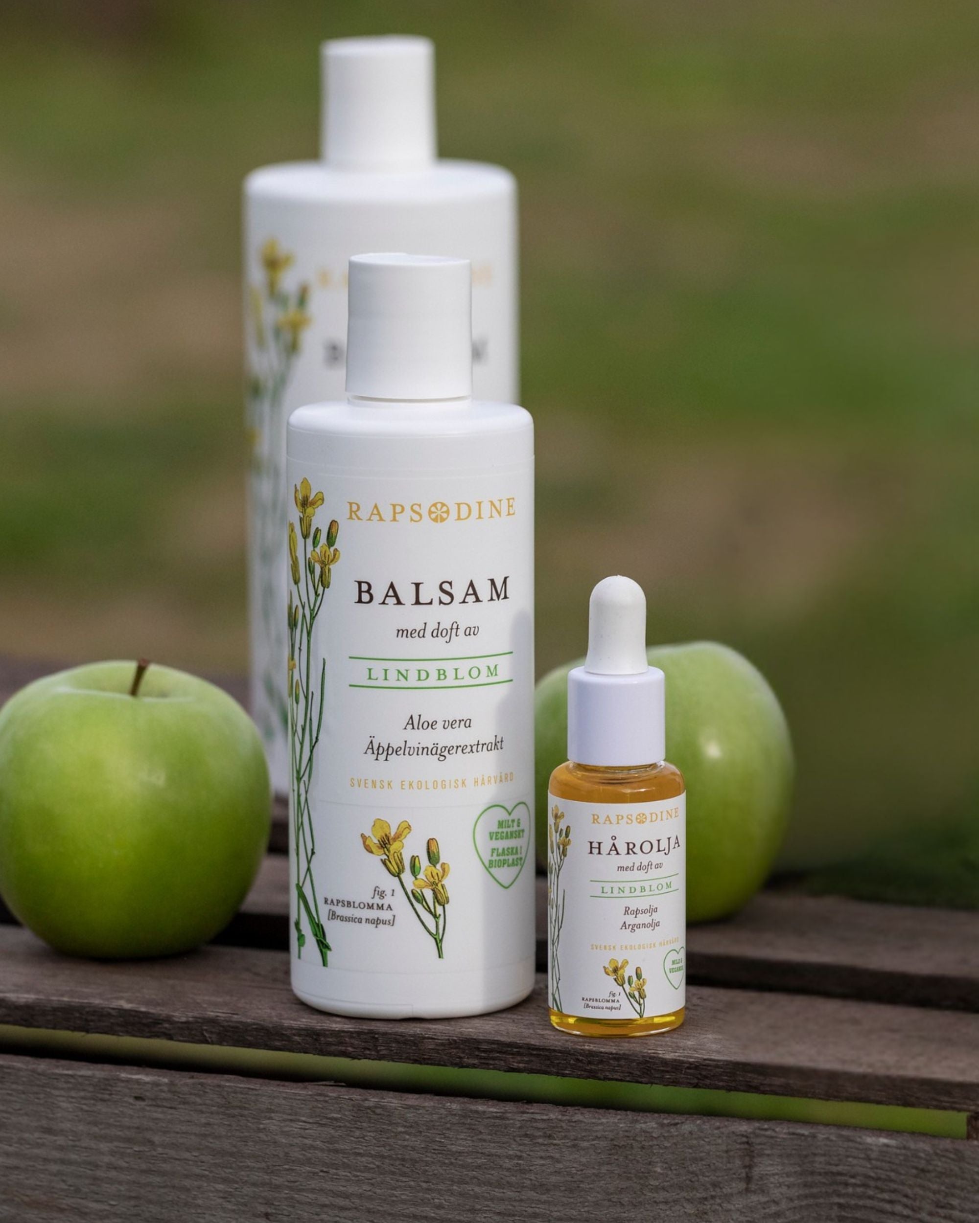 Ekologiskt balsam och hårolja med lindblom från Rapsodine med rapsolja och aloe vera, naturlig hårvård i utomhusmiljö