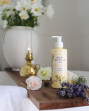 Ekologisk body lotion med doft av honungsblom från Rapsodine med rapsolja och ljungextrakt, naturlig hudvård i badrumsmiljö