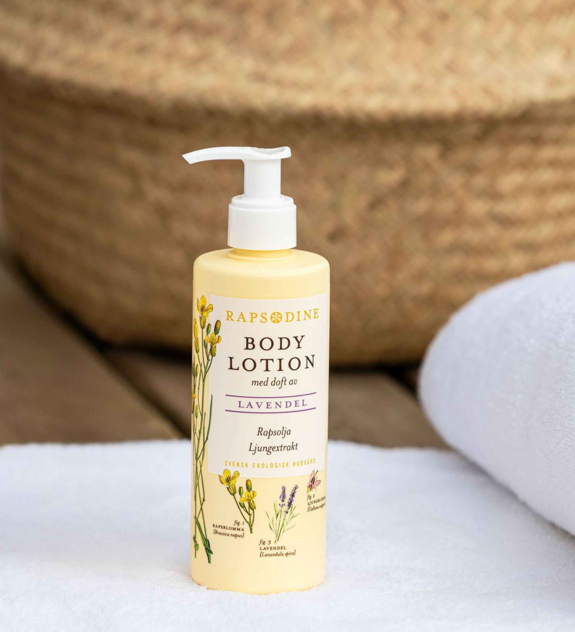 Rapsodines body lotion med doft av lavendel i lugn spamiljö med naturlig känsla