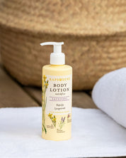 Rapsodines body lotion med doft av lavendel i lugn spamiljö med naturlig känsla