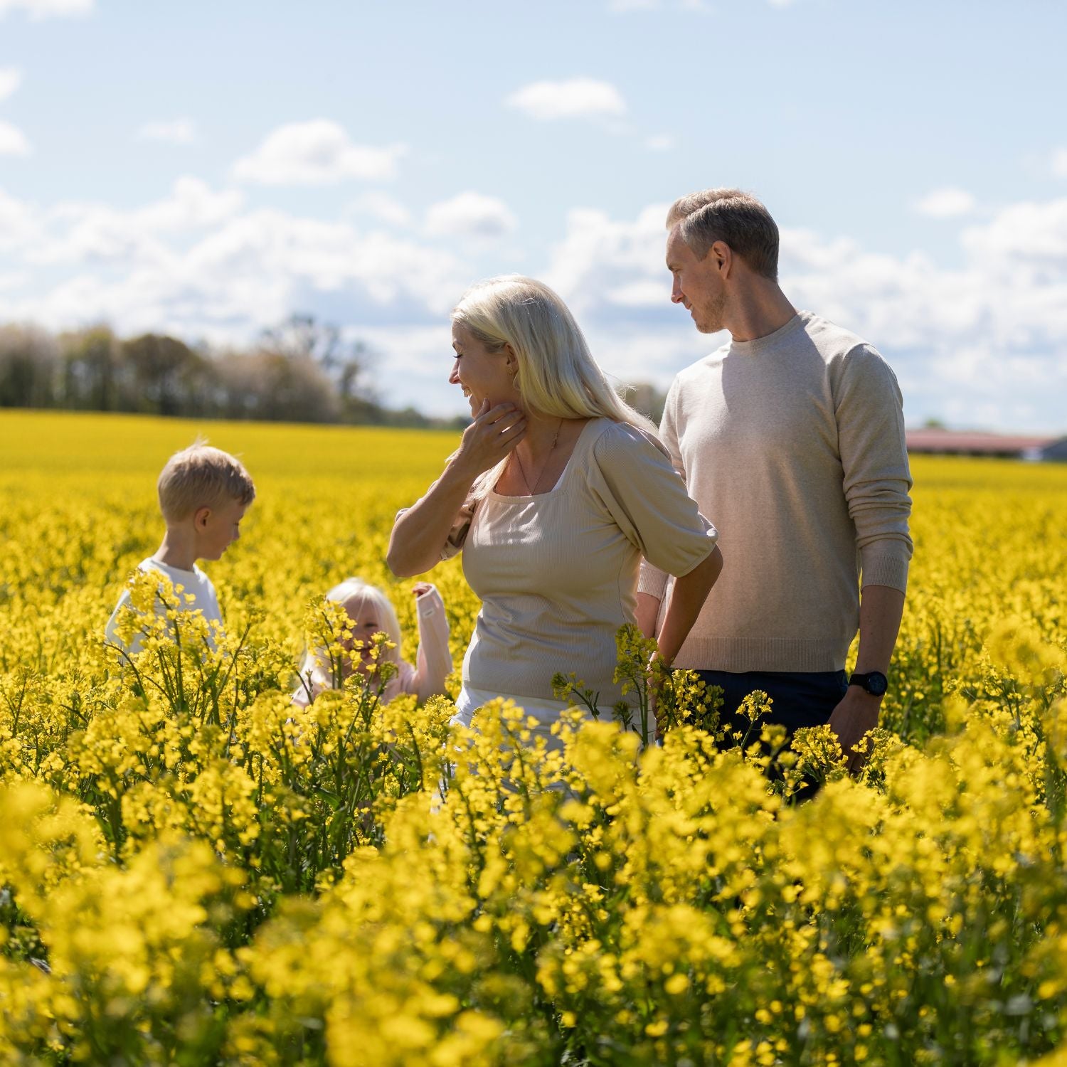 Lotta Johansson Lönn med familj i blommande rapsfält i Sverige, naturlig miljö som speglar Rapsodines råvaror och ursprung
