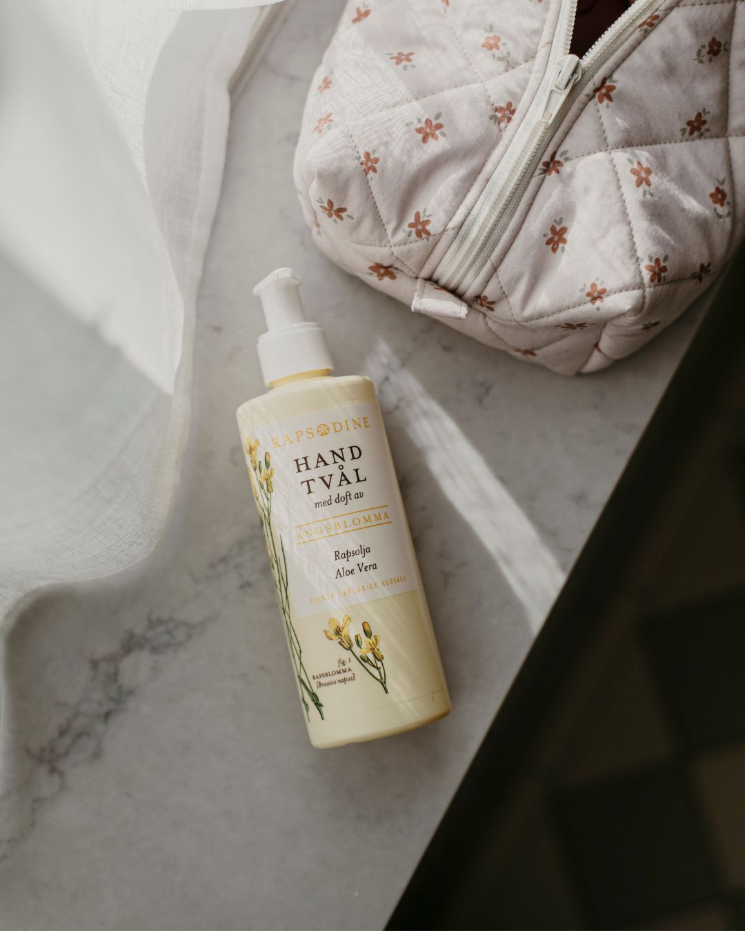 Ekologisk handtvål med doft av ängsblomma från Rapsodine med rapsolja och aloe vera, naturlig hudvård i hemmiljö