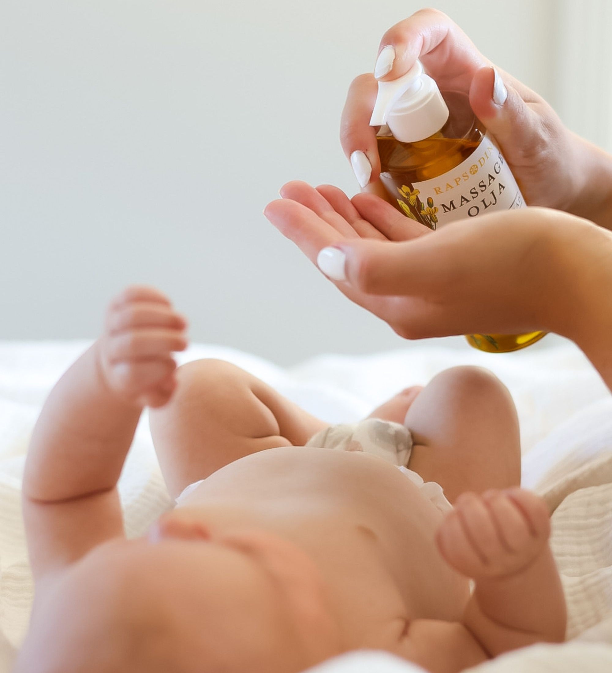 Ekologisk massageolja från Rapsodine med rapsolja, mild och naturlig hudvård för baby och känslig hud