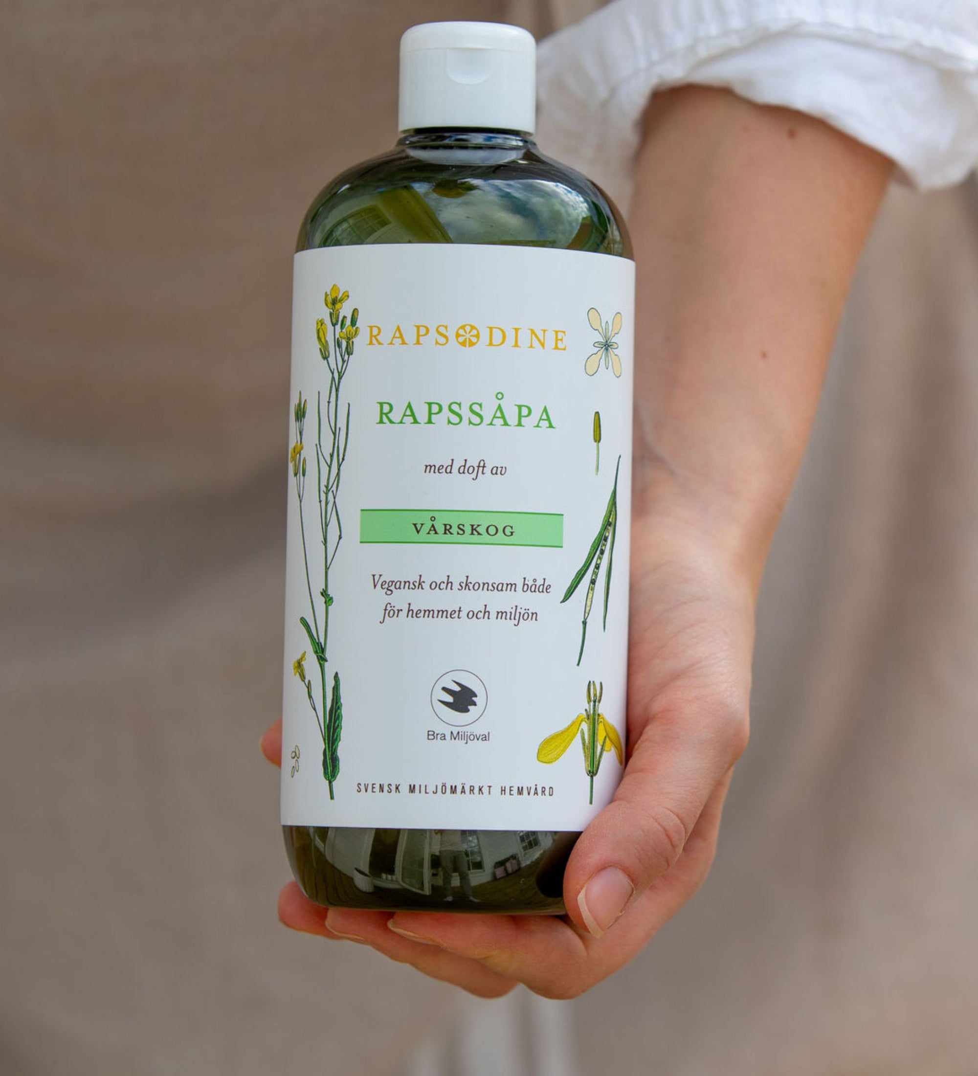 Rapsodines rapssåpa med doft av vårskog i flaska för naturlig och skonsam rengöring i hemmet